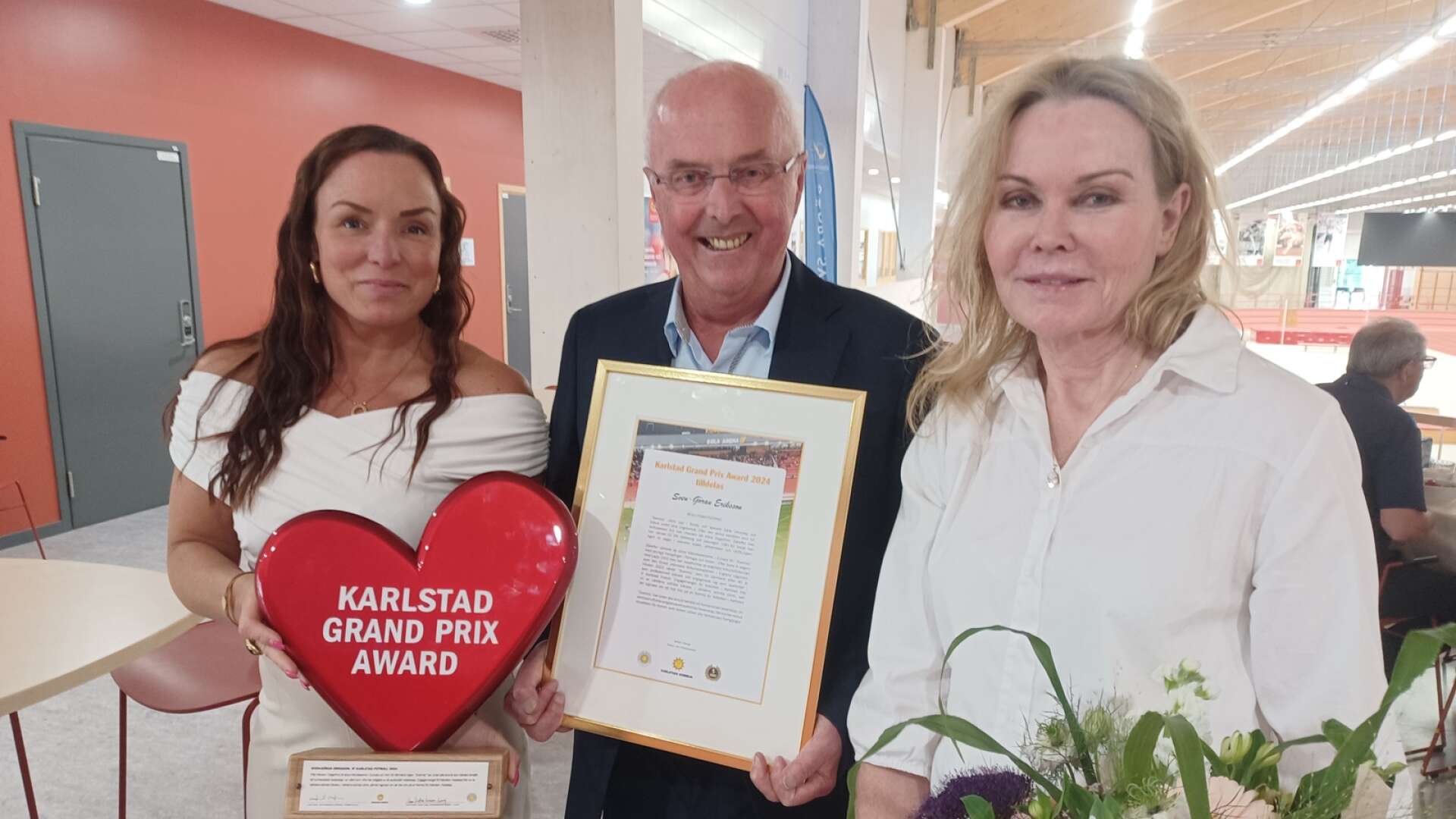 ”Svennis” tilldelas nu Karlstad Grand Prix Award. Flankerar mästertränaren gör kommunalrådet Linda Larsson (S) och Karlstads universitets Anne-Christine Larsson Ljung. 
