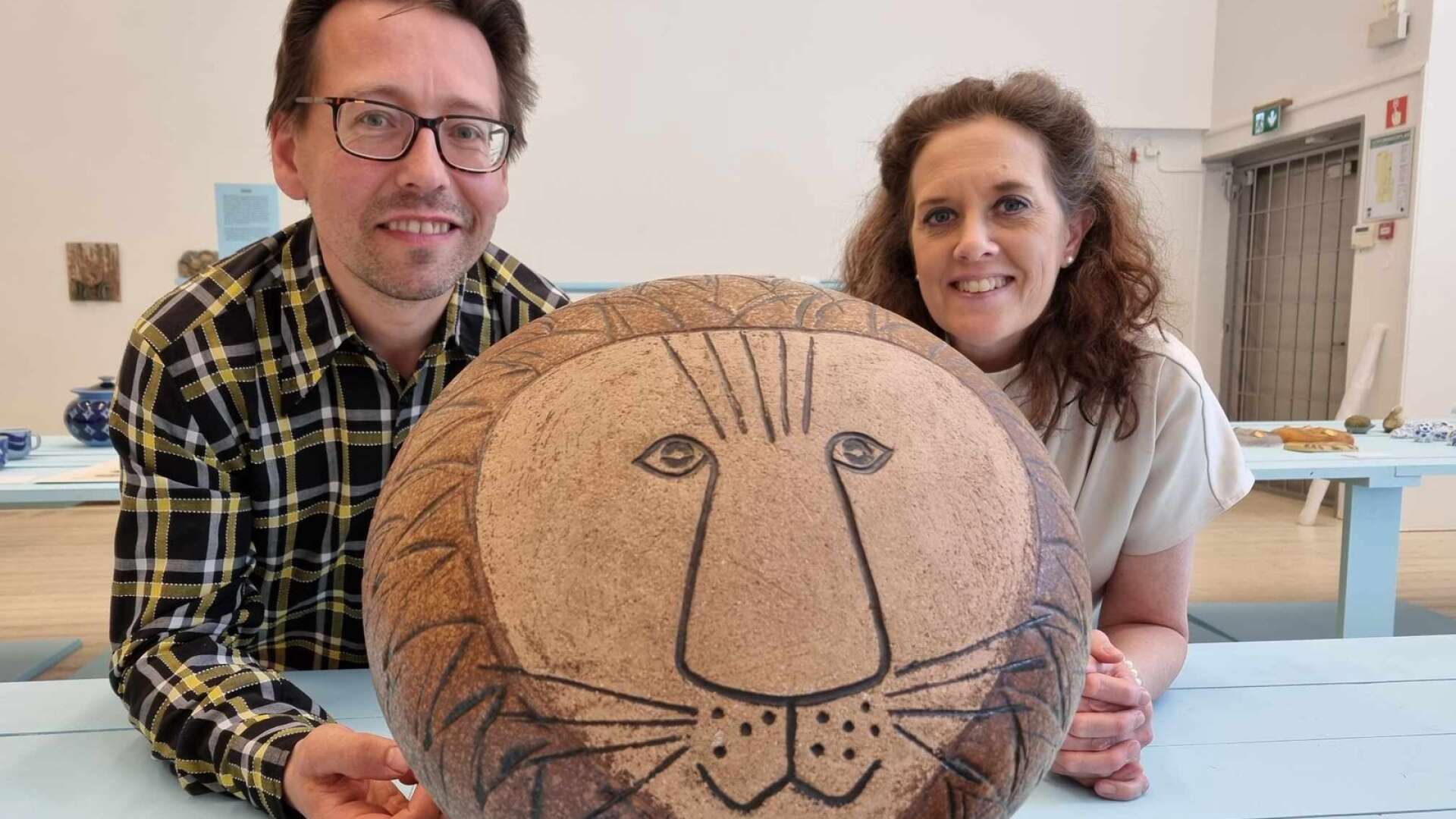 Love Jönsson och Lena Örtlund, intendent på Kristinehamns konstmuseum, bjuder i sommar in till en utställning i keramikern Lisa Larsons namn. 