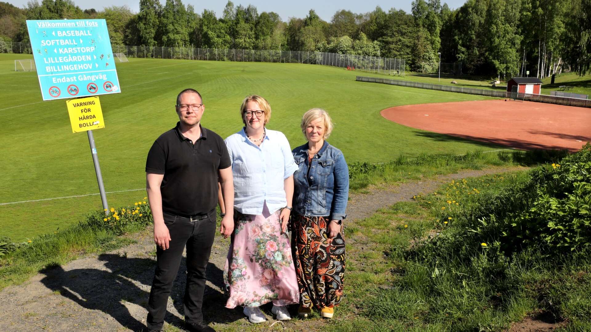 Här på sportfältet vid Lillegården ska friidrottsanläggingen byggas. ”Förhoppningsvis blir det byggstart redan i höst” säger Johan Ask S), Theres Sahlström (M) och  Marianne Gustafson (KD).