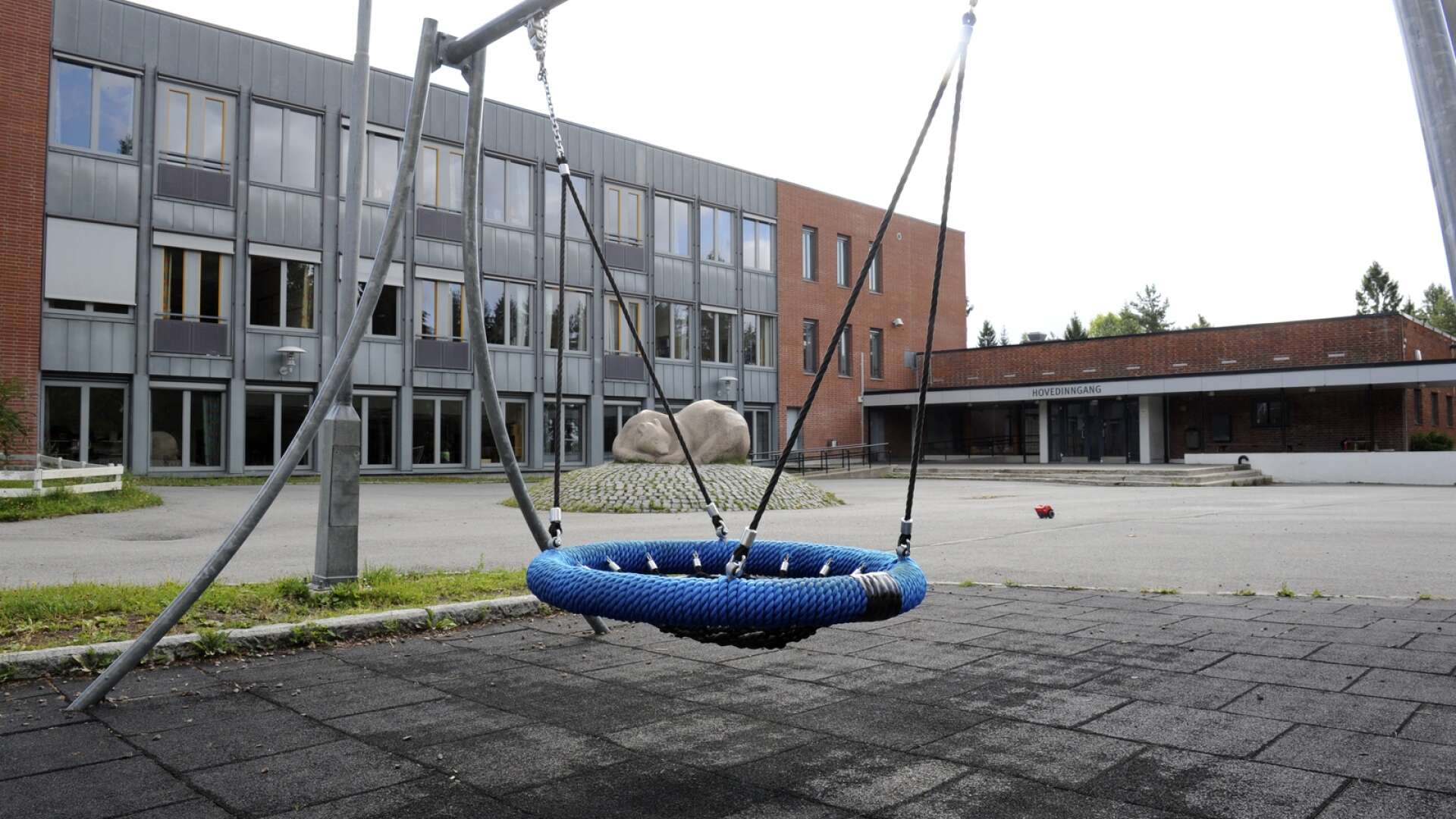 Efter en allvarlig händelse på skolgården på en grundskola i Skövde har en anställd stängs av. (Bilden är en illustration)