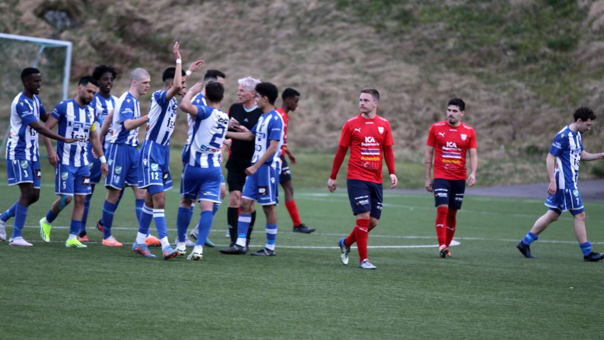 IFK Åmål vann med 5–2 i Bengtsfors. Här jubel efter ett av målen.