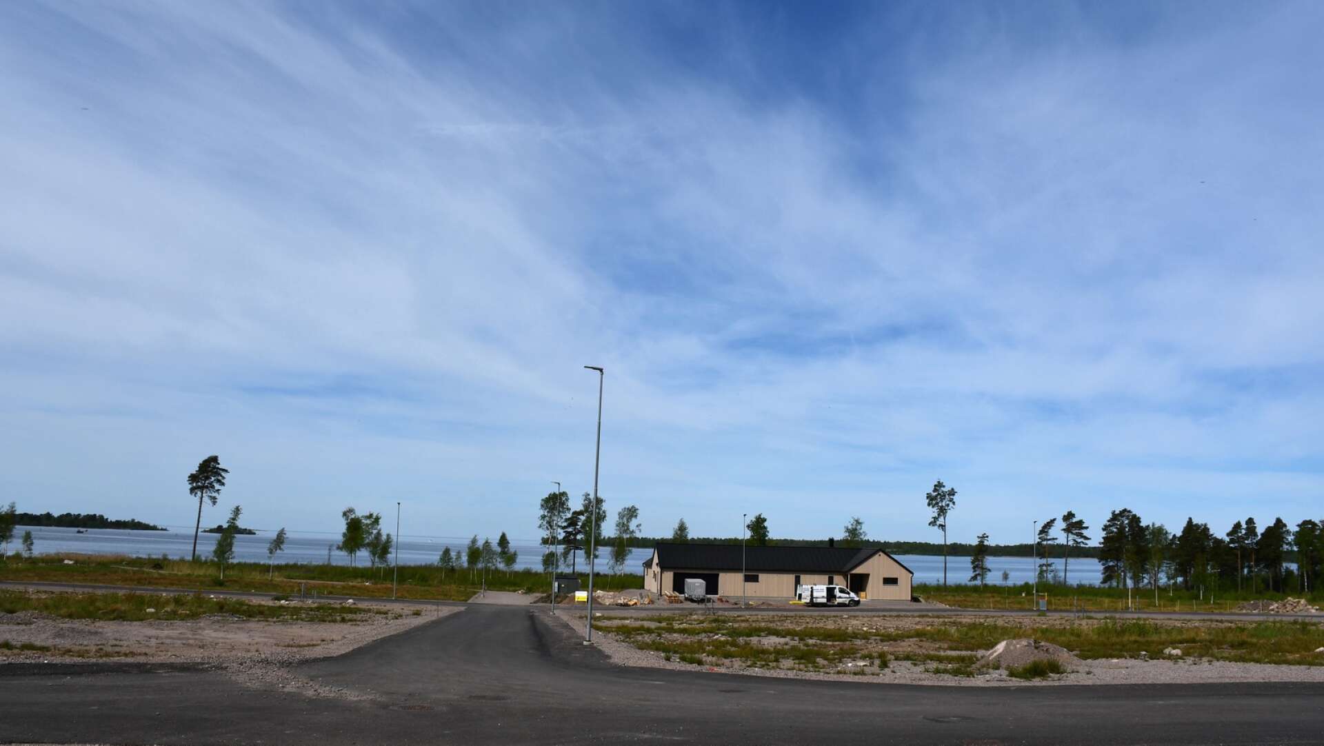 Med Vänerutsikt. Den första villan i det nya bostadsområdet Sjögläntan i Otterbäcken är i princip färdig. I sommar påbörjas bygget på två tomter till i området med sammanlagt 32 tomter.