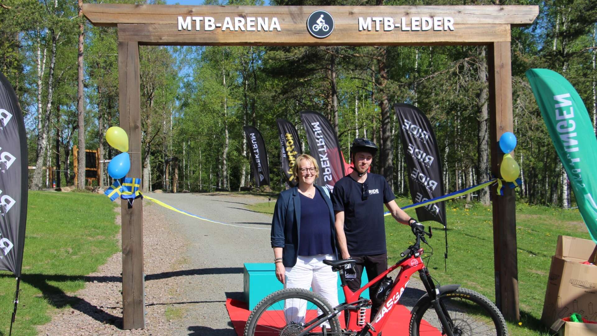 Nu är den invigd - den nya MTB-arenan. Theres Sahlström (M) och Philip Fagerberg invigningstalade.