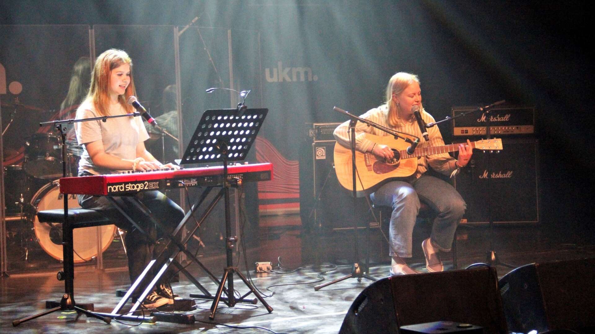 Här en bild från en tidigare UKM-festival i Åmål där Maja Fredriksson och Alice Jansson från Bengtsfors framförde klassikern ”Dream a little dream of me”./ARKIVBILD