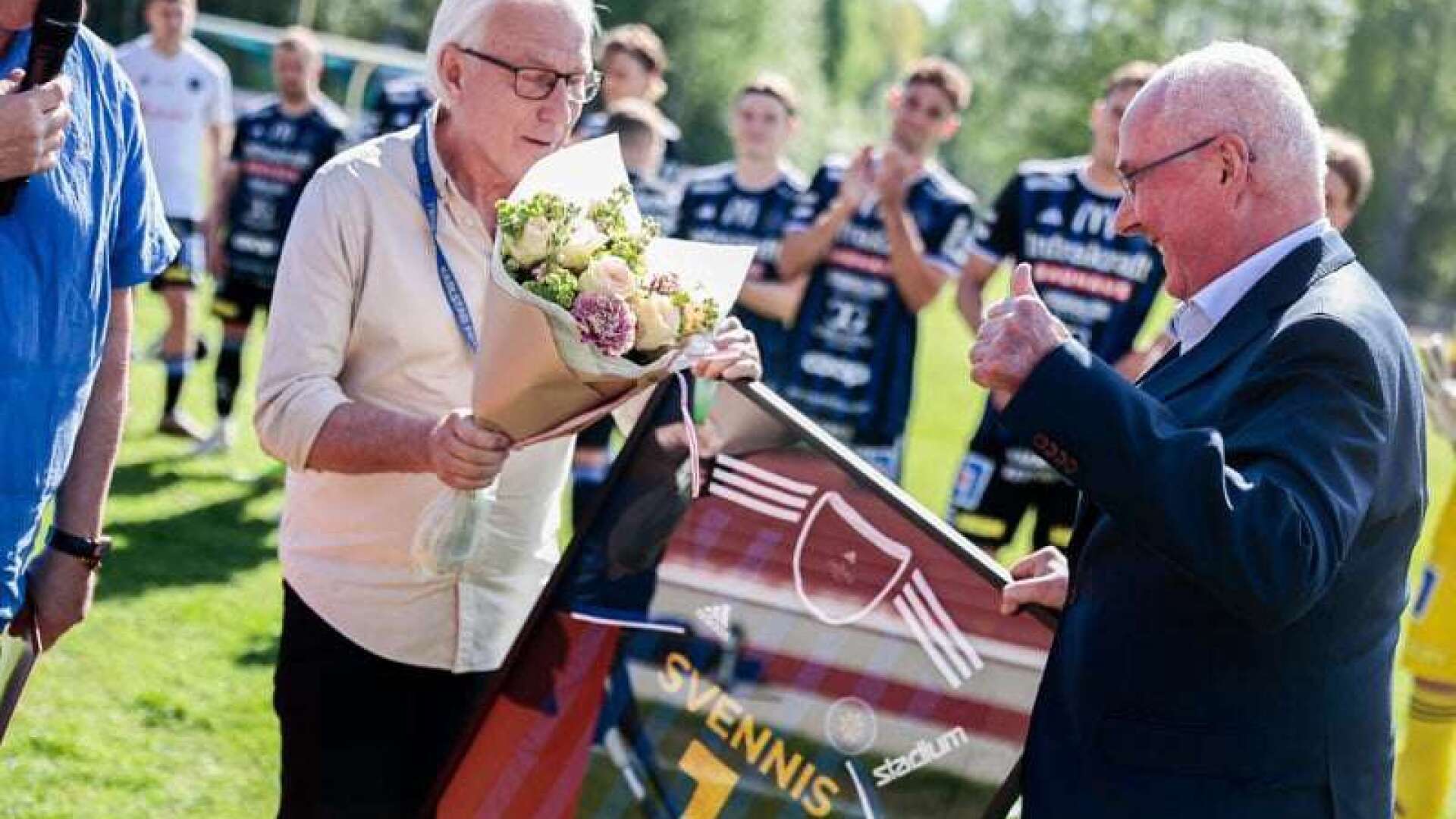 Karlstad Fotbolls vd Thomas Andersson delar ut blommor och tröja till Sven-Göran Eriksson.