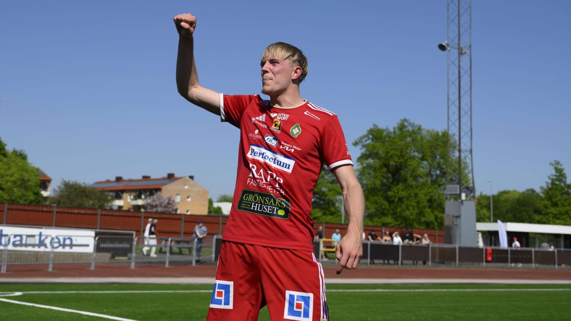 Emil Skillermo blev både matchhjälte och den första målskytten på den nya planen.