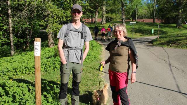 Claes och Christina Larsson från Tidaholm var två av de hundratals människor som skulle gå den milslånga vandringen kring Flämslätt, tillsammans med hunden Vilgot.