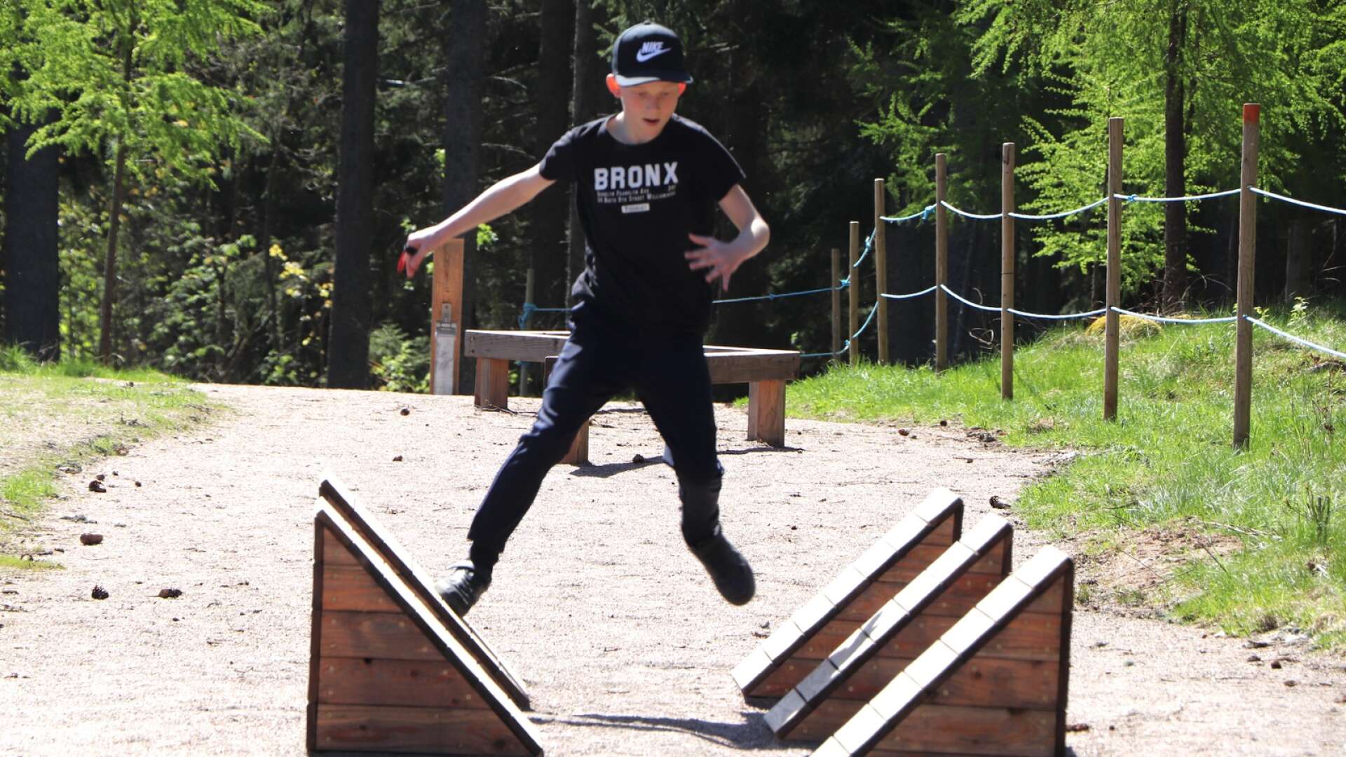 Niklas Brixvi-Strende provade på hinderbanan där man sätts på prov i hopp. balans och smidighet. 