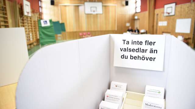 Valsedlar till valet 2019 till Europaparlamentet i röstningslokal i Idbyn utanför Örnsköldsvik.
