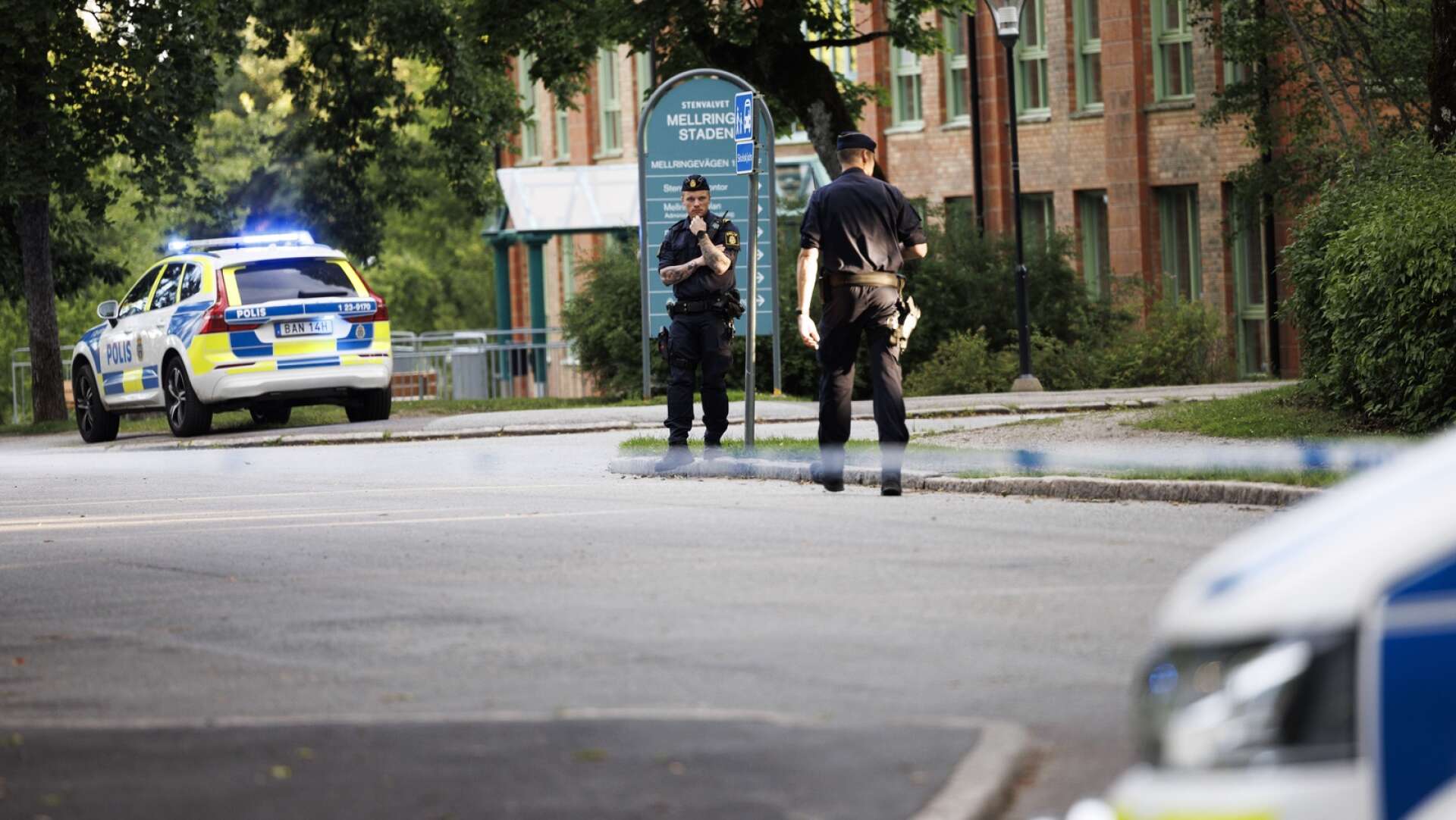Polis på plats vid Mellringeskolan på väster i Örebro, där en man sköts ihjäl i juli förra året. Arkivbild.