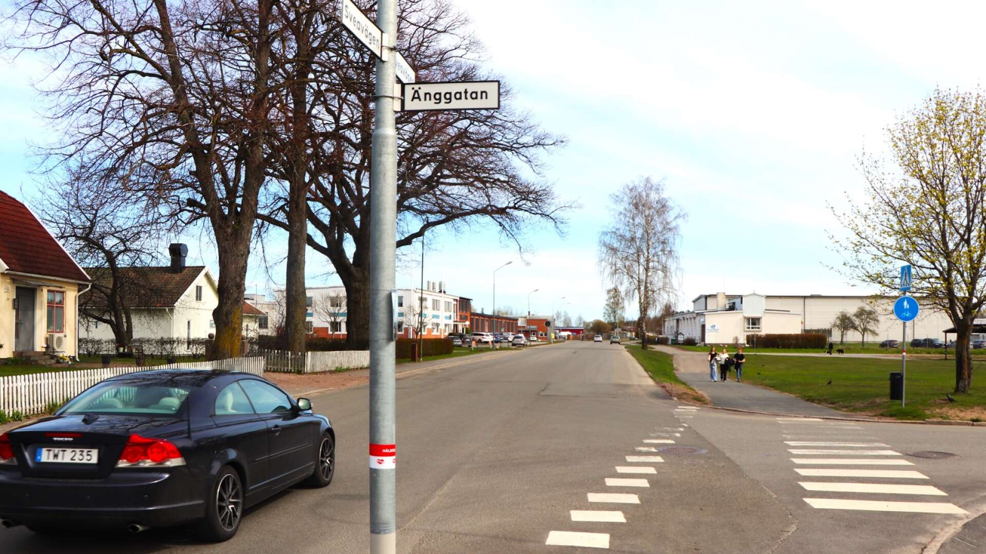 Sveavägen ska smalnas av och förses med hastighetsdämpande åtgärder och förhöjd gång- och cykelpassage på sträckan mellan Änggatan och Almdalsgatan.