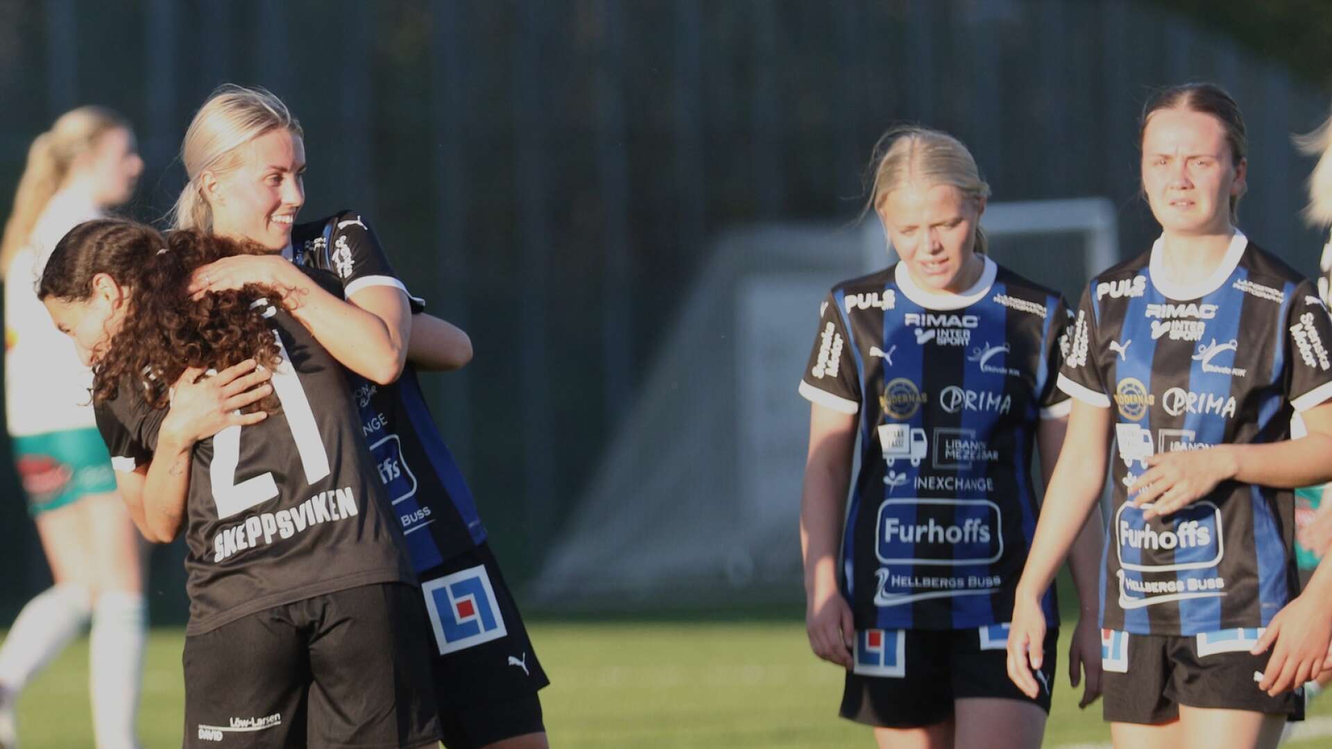 Mål igen! Michaela Heder och Silvia Sonred jublar efter Heders 3–0-mål.