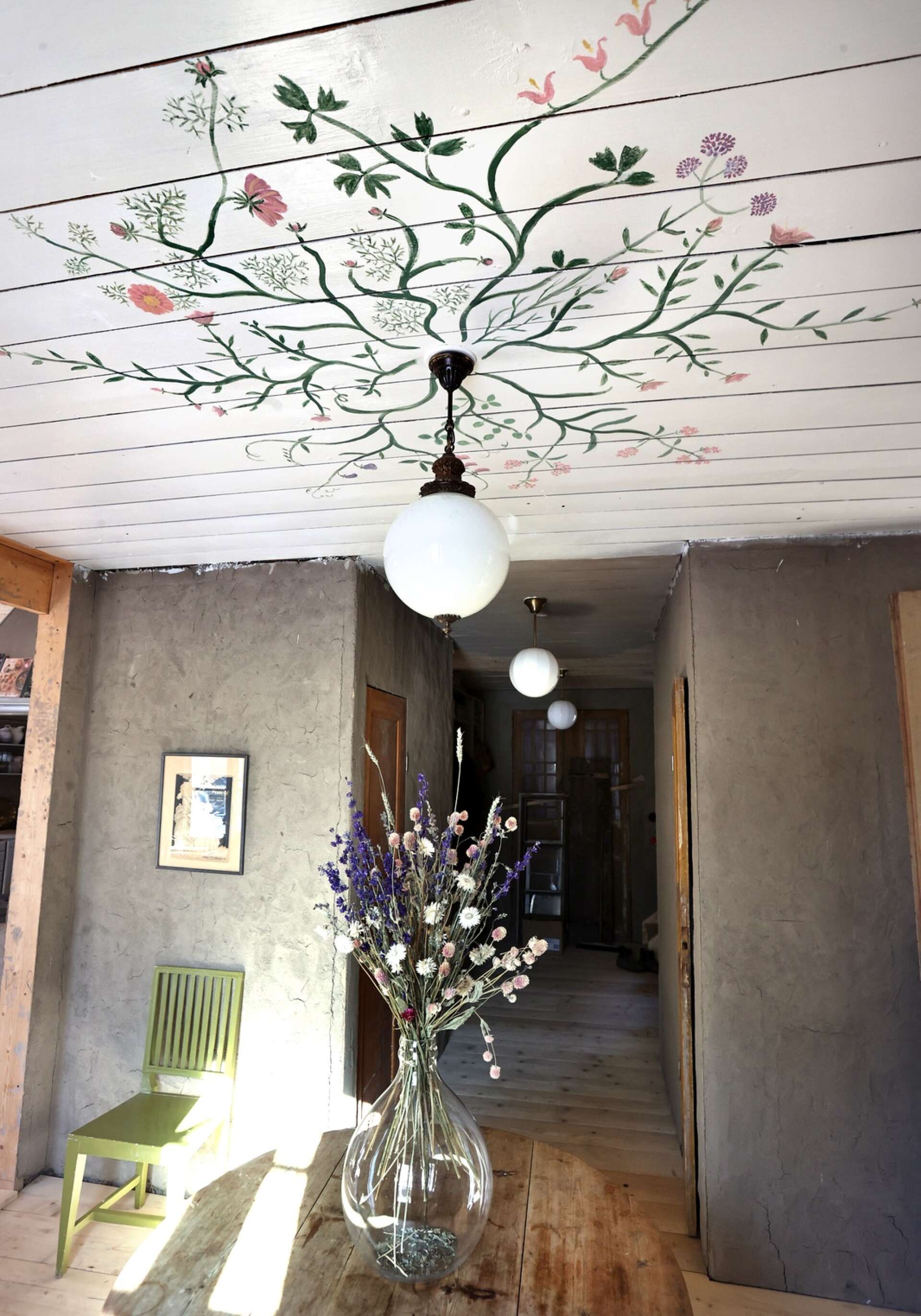 La peinture du plafond du hall a été réalisée par la mère d'Emma Sundh.