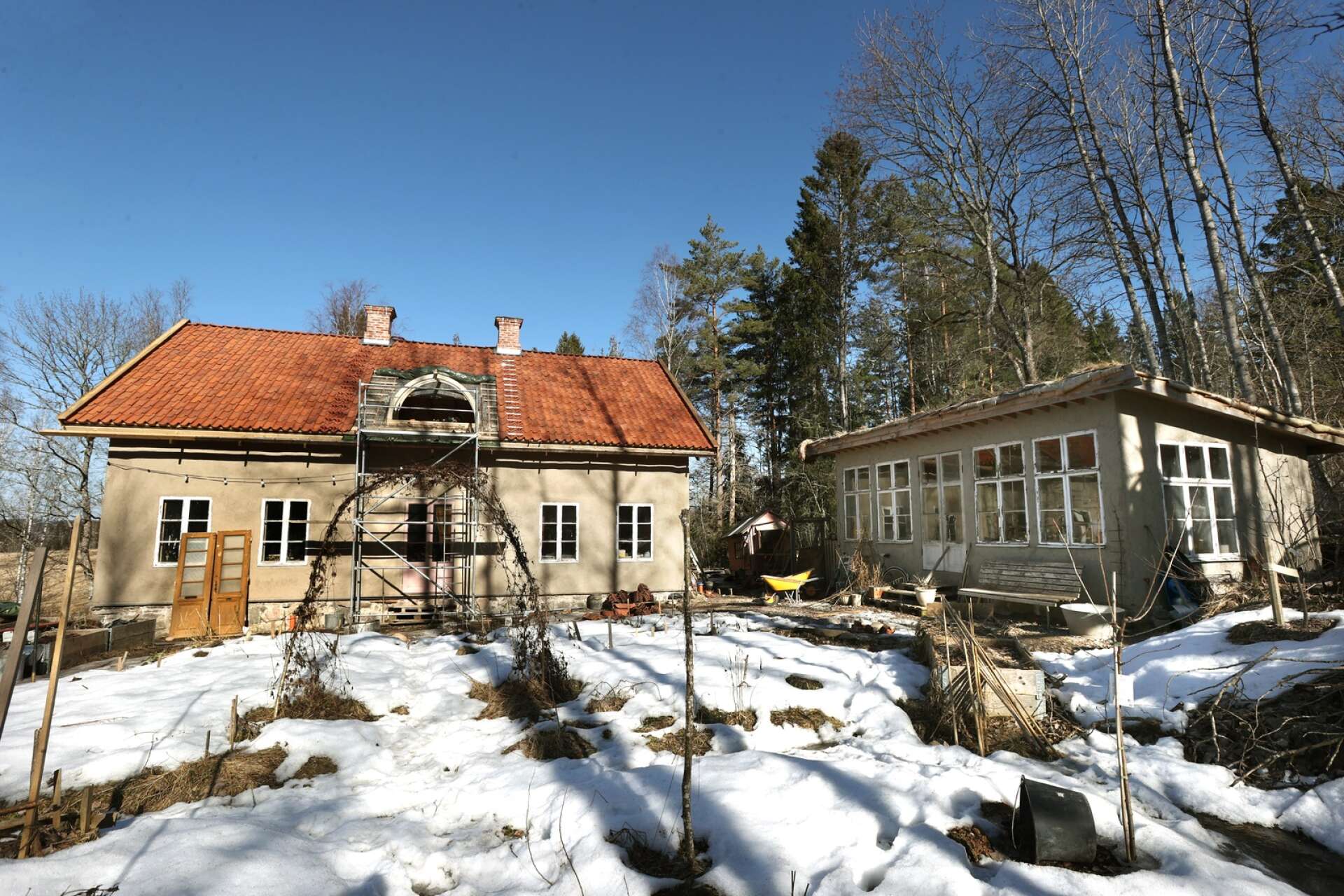 Dans la campagne, à quelques kilomètres de Karlstad, se trouve la maison nouvellement construite d'Emma et John, conçue pour ressembler à une vieille maison et construite avec à la fois innovation et tradition.