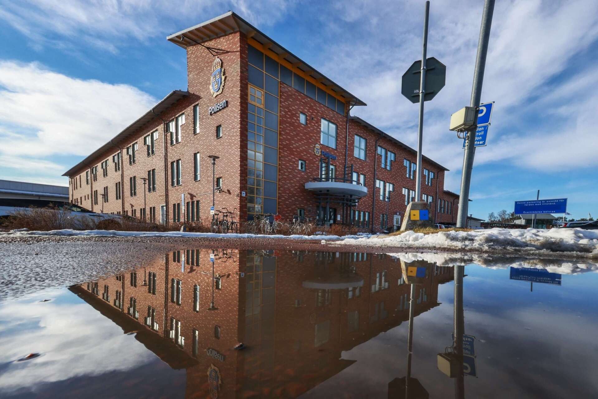 En insändarskribent klagar på vattenfyllda hålor vid polishuset i Karlstad. Arkivbild.