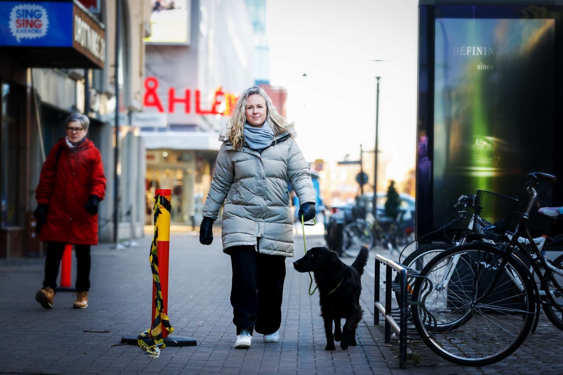 Emelie Danielsson med hunden Tage.