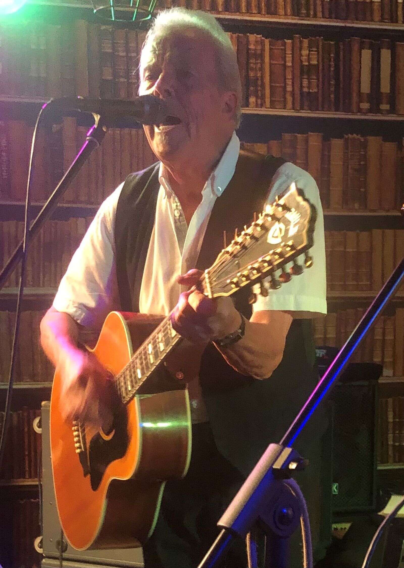 PD Lalla Hansson skulle ha spelat i Åmål inställt