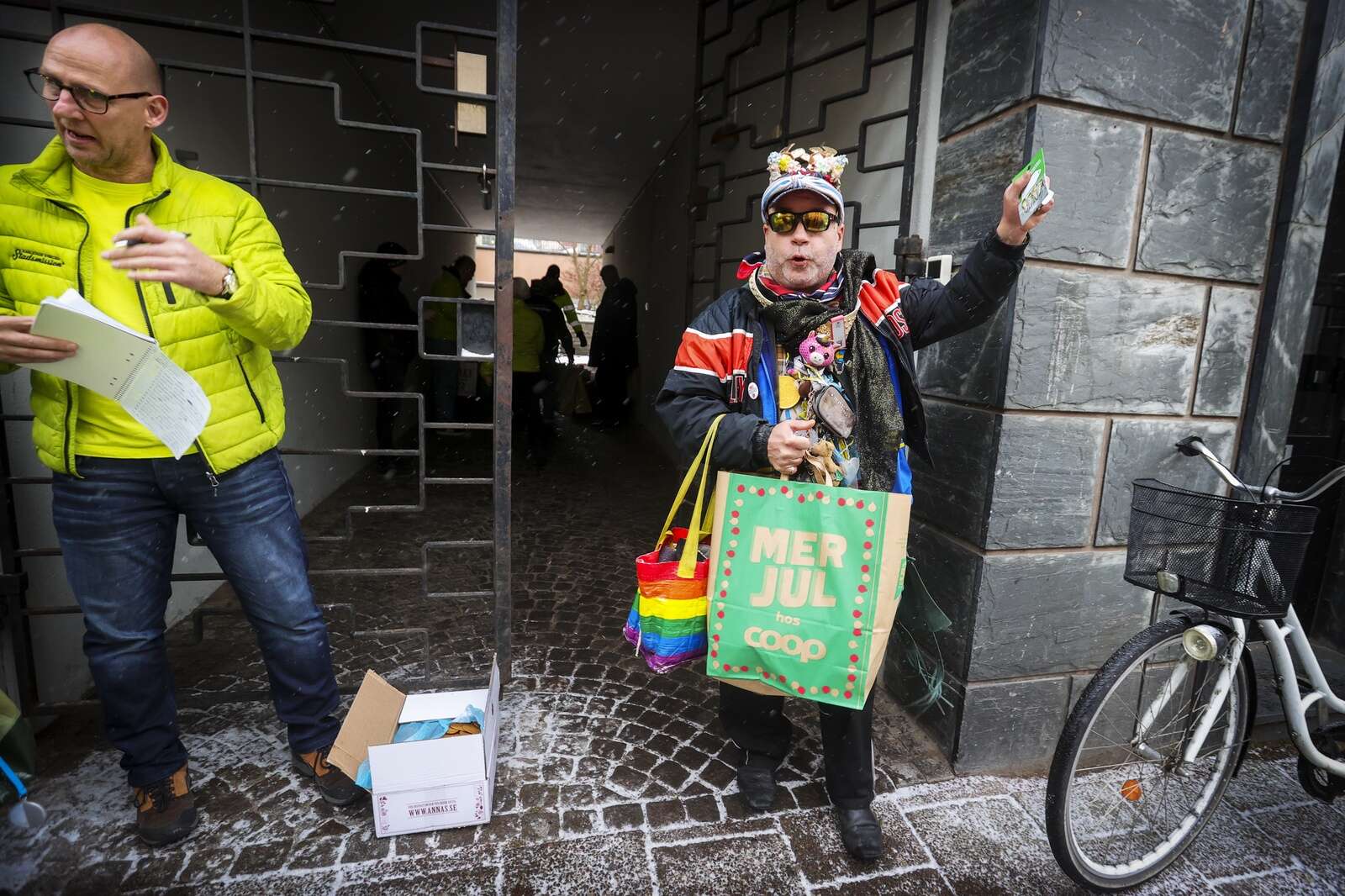 NWT Julklappar till behövande 100 matkassar delades ut på stan
