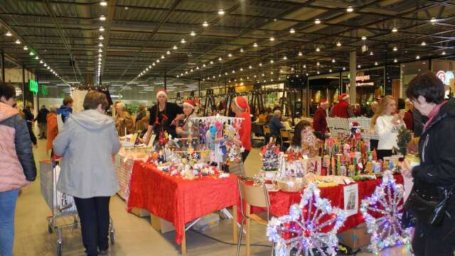    På nya handelscentret i Mellerud var det i helgen julmarknad med utställare.                           