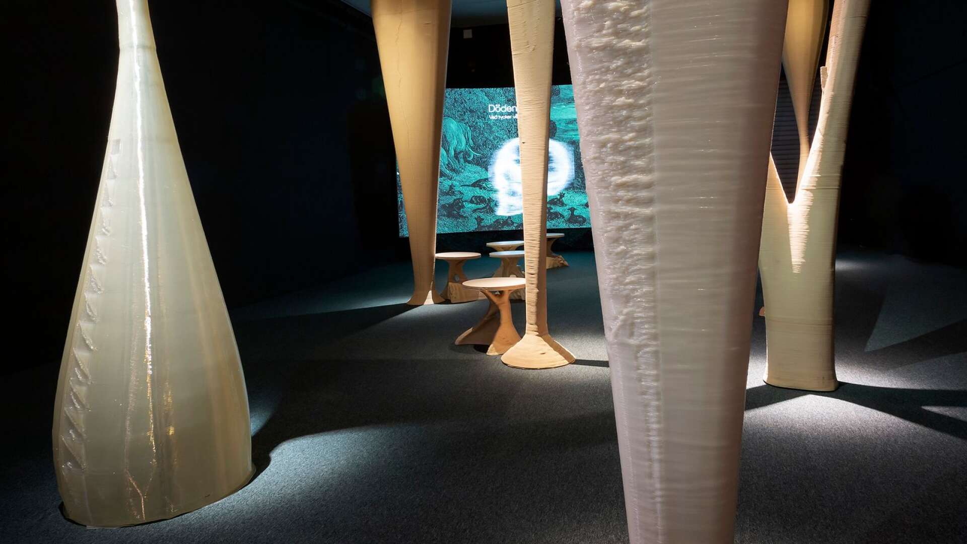 Böljande former uppstod när AI fick vara med och designa en del av Hyper Human-utställningen på Tekniska Museet i Stockholm.