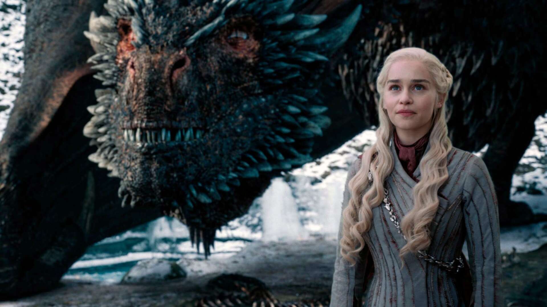 Emilia Clarke som Daenerys Targaryen med sin drake Drogon.