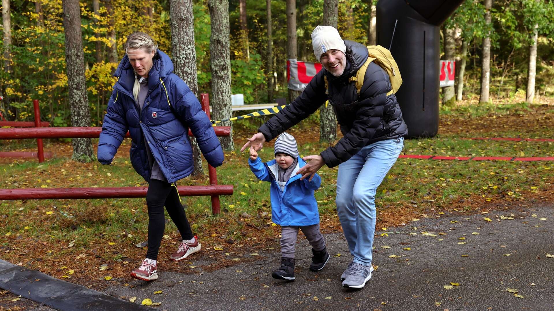 Astrid Thomasson, två år, sprang tillsammans med mamma Andrea Thomasson och pappa Jakob Preston.