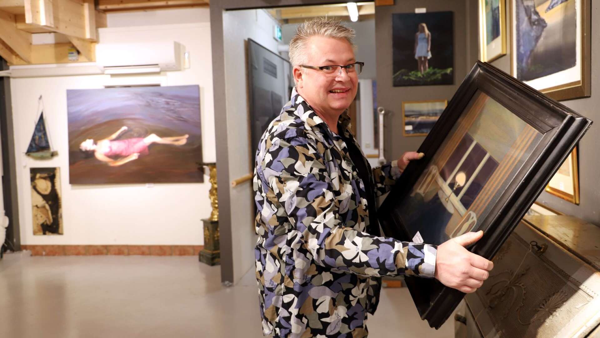 Peter Pettersson på Auktionsverket i Karlstad laddar för kvalitetsauktion där ett verk av värmlänningen Stefan Johansson sticker ut. I bakgrunden ses Karin Broos’ Cirkeln.