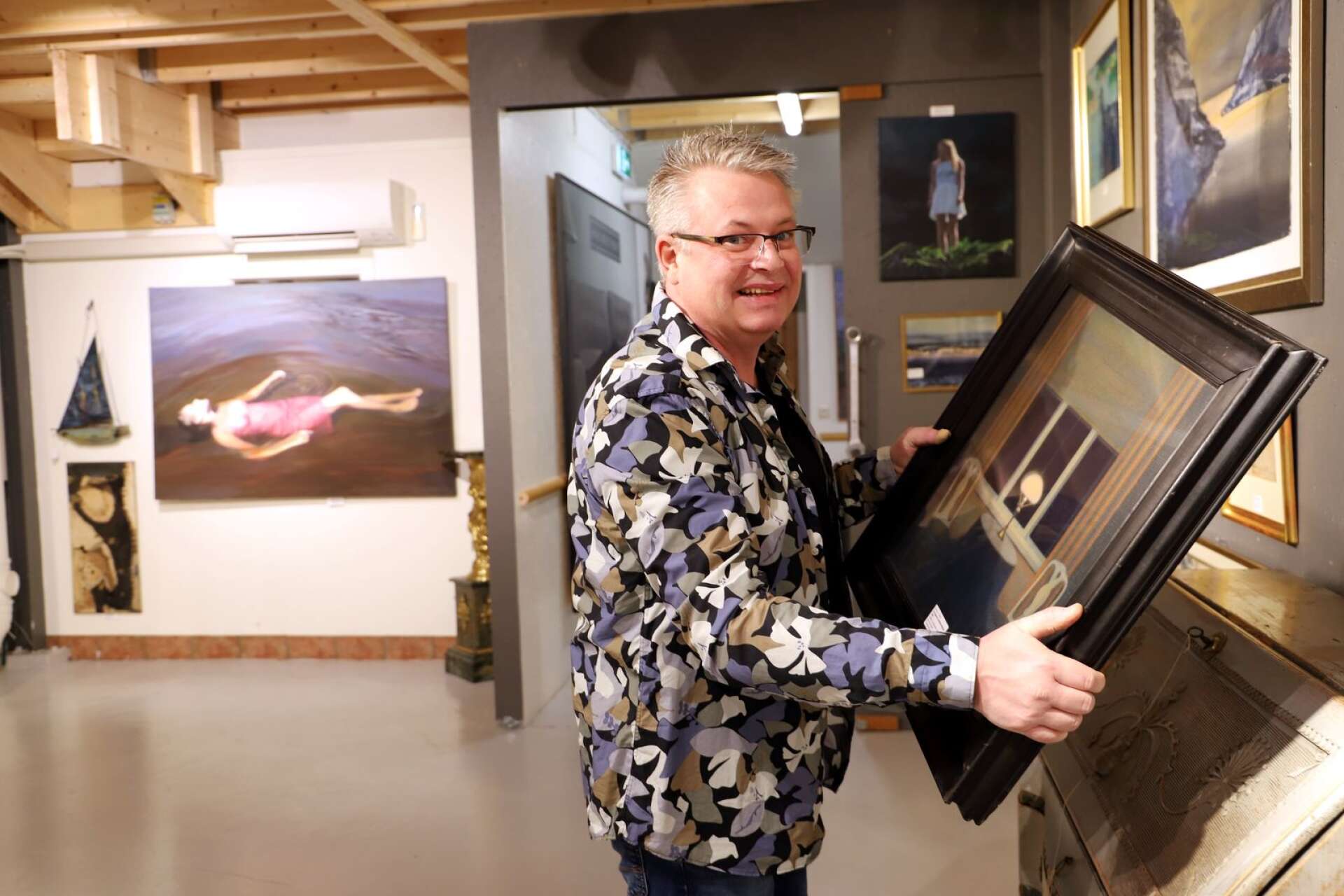 Peter Pettersson på Auktionsverket i Karlstad laddar för kvalitetsauktion där ett verk av värmlänningen Stefan Johansson sticker ut. I bakgrunden ses Karin Broos’ Cirkeln.