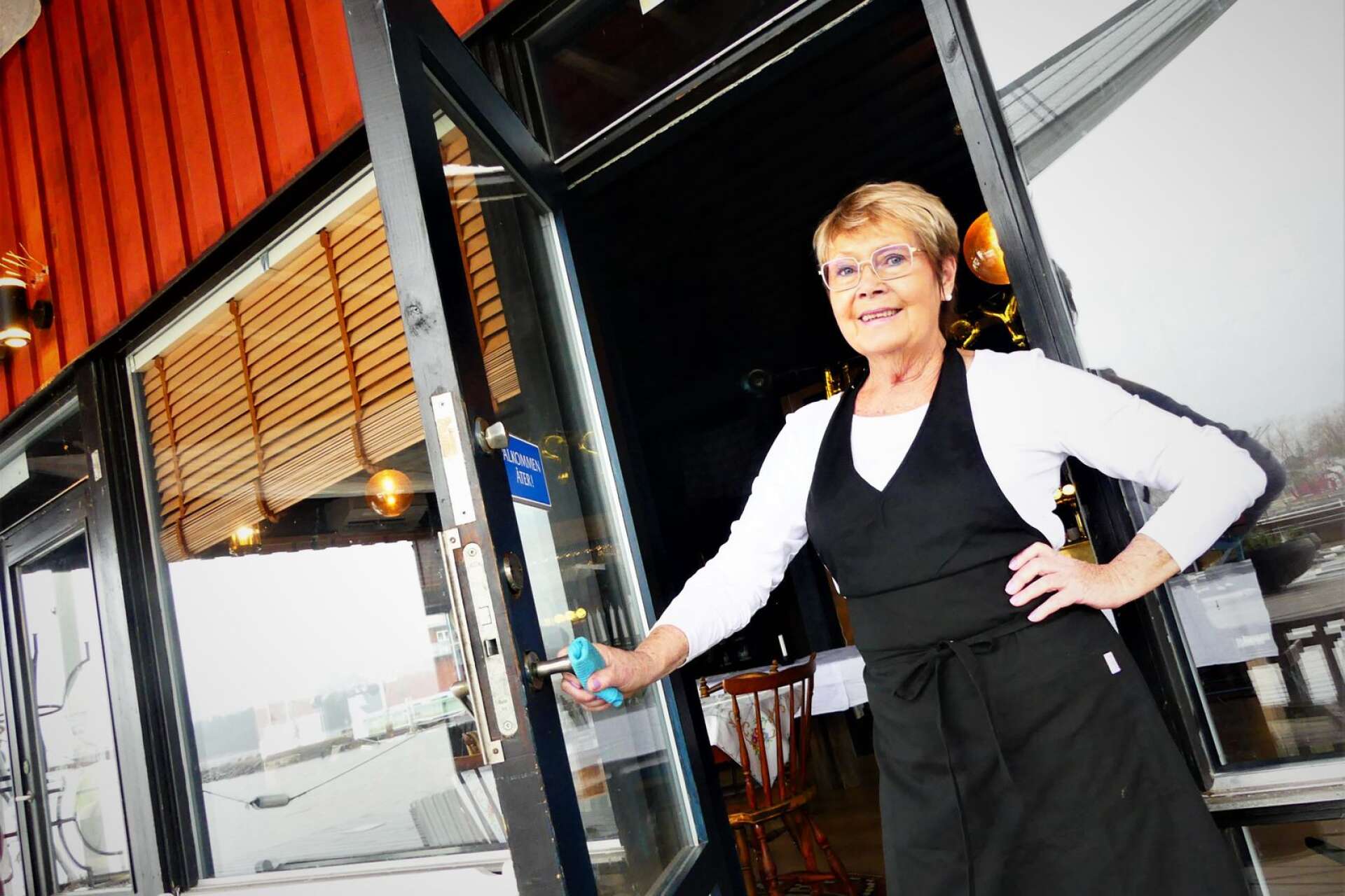 Monica Andersson är nyanställd som husfru på Blå Krog vid gästhamnen.
