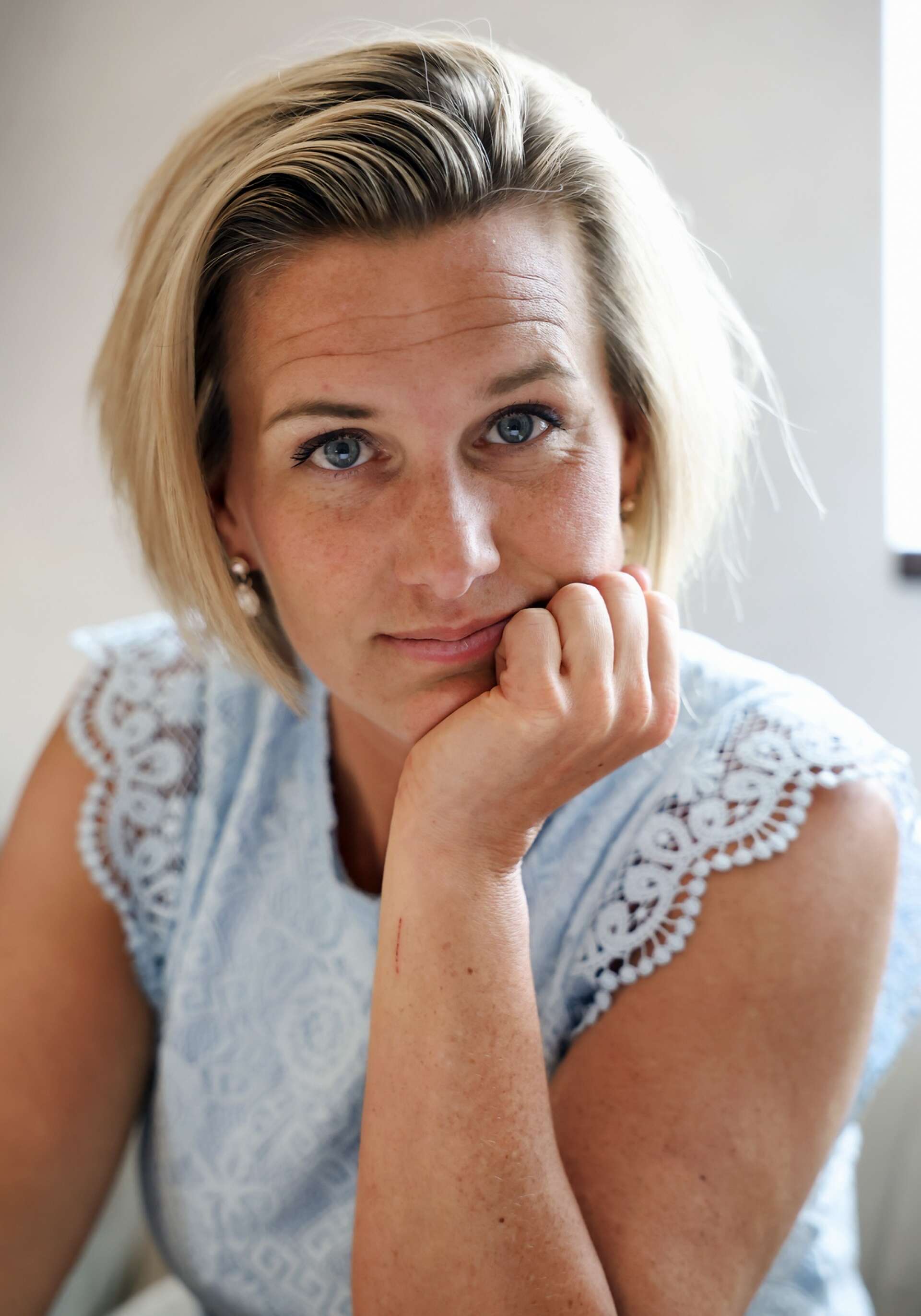 Sandra Torbjörnsdotter från Lidköping har erfarenheter av att känna en djup ensamhetskänsla – trots sitt till synes framgångsrika liv. Den 25 april medverkar hon och Suzanne Pärlhamn i TV4:s morgonsoffa för att berätta om boken ”Kan vi prata om ensamhet?”.