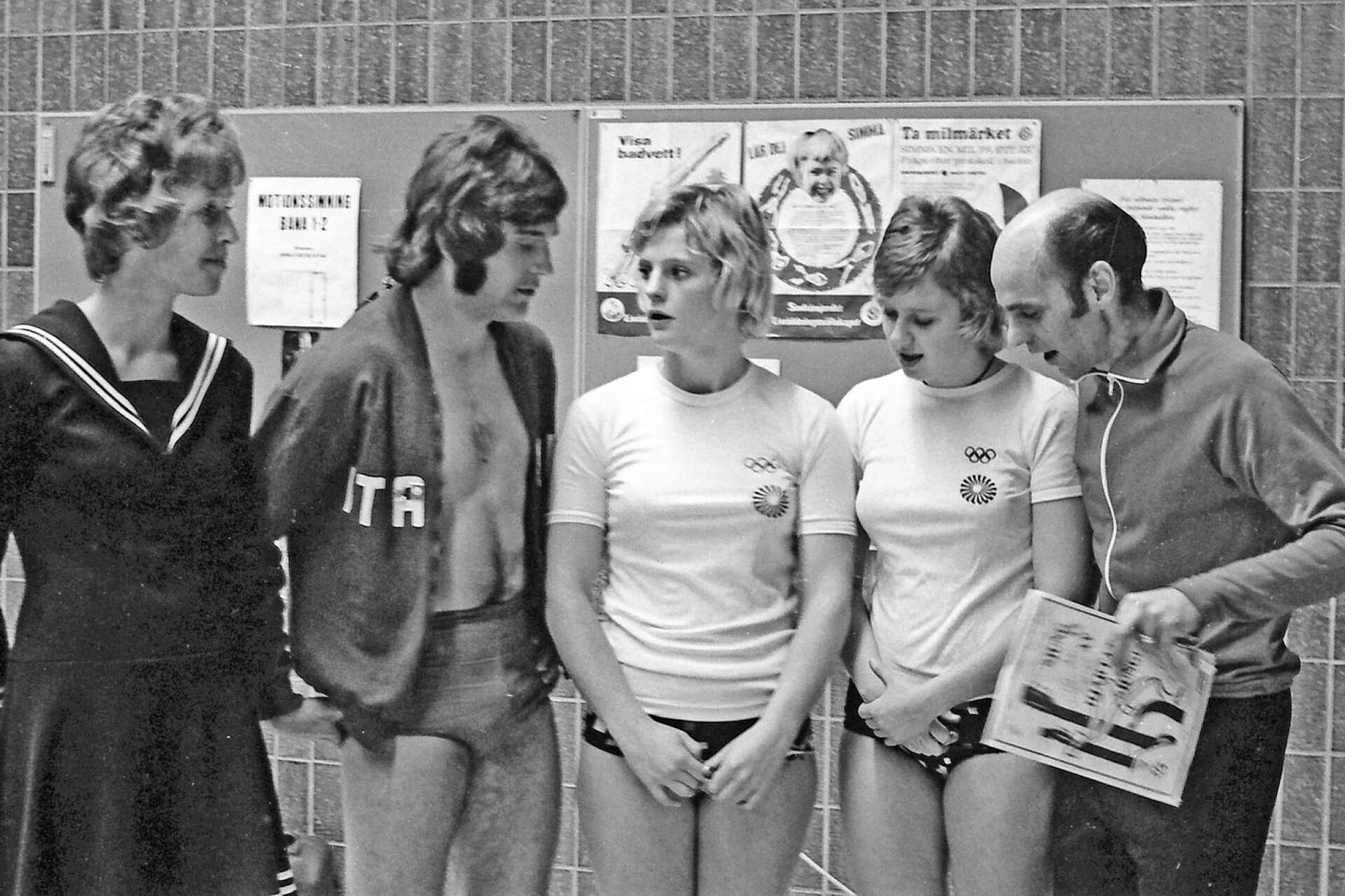 Nyblivna OS-guldmedaljören Ulrika Knape kom i december 1972 tillsammans med Mathz Lindberg och Agneta Henriksson för att ge en uppvisning i Tegnérhallen. På bilden omges de av Sifhälla Simsällskaps Birgitta Olsson och Kjell Ohlson. 