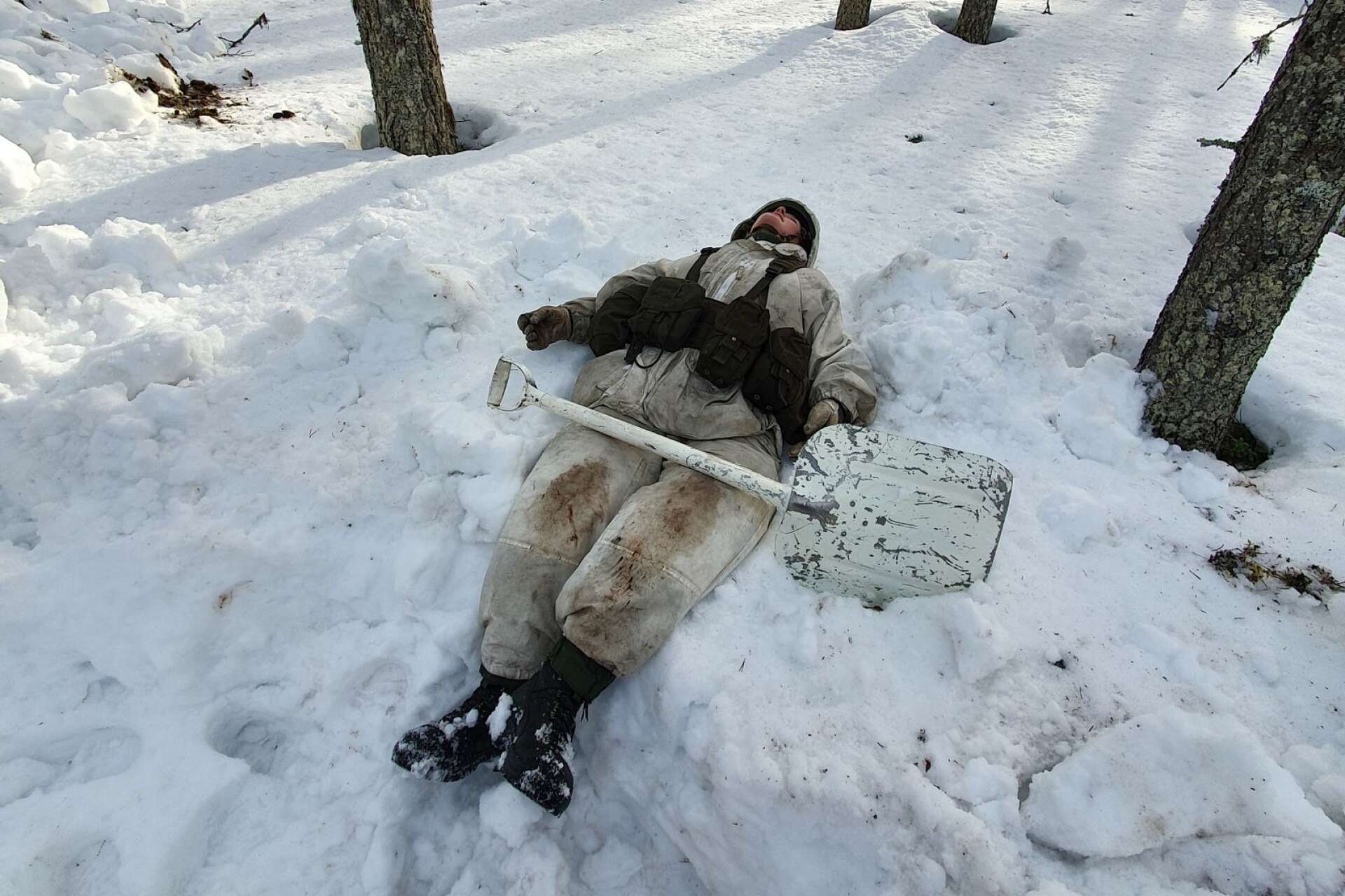 Det är tungt att gräva fram gångar i snön.