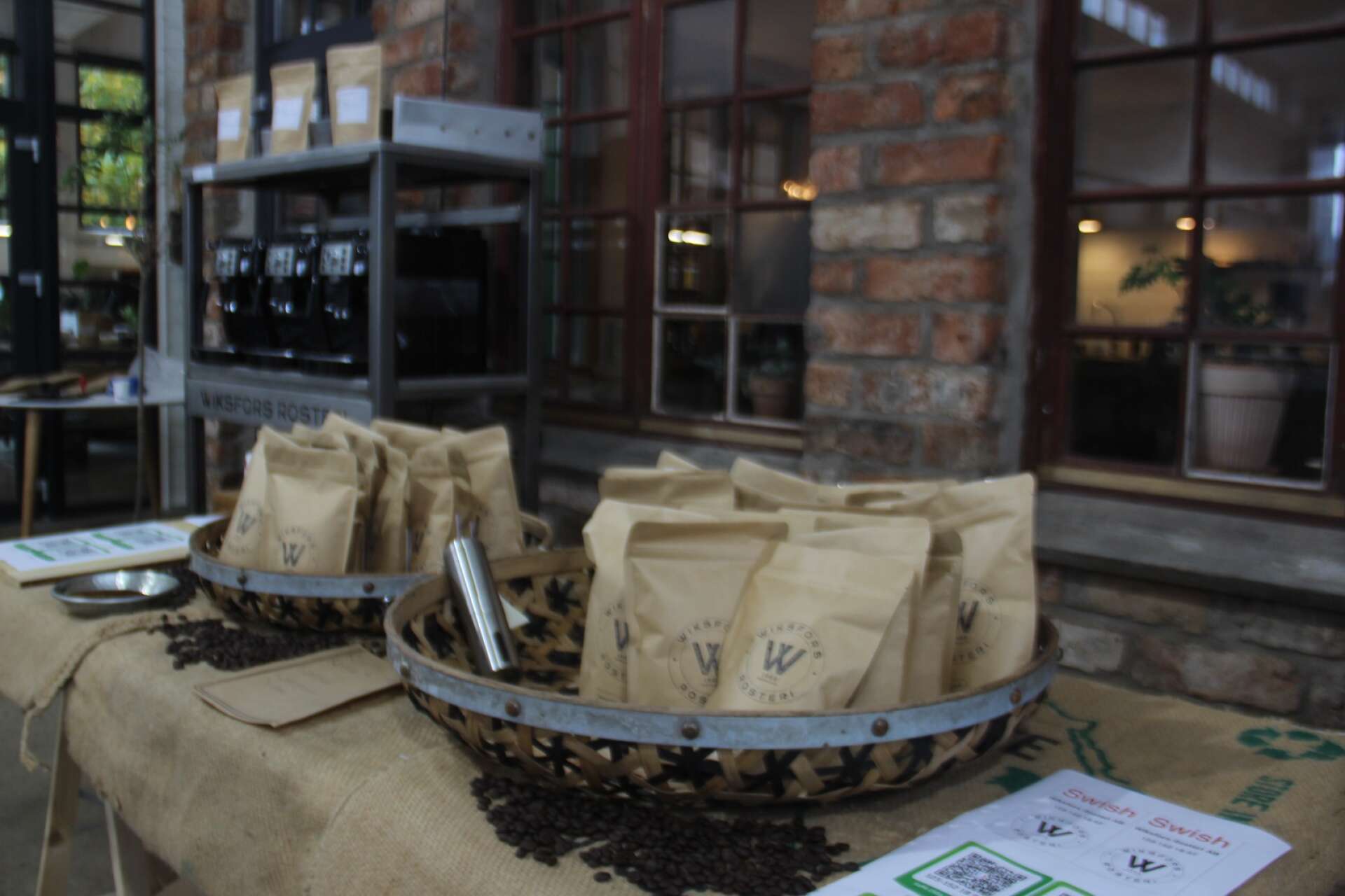 Kaffe tillverkat på platsen fanns till försäljning.