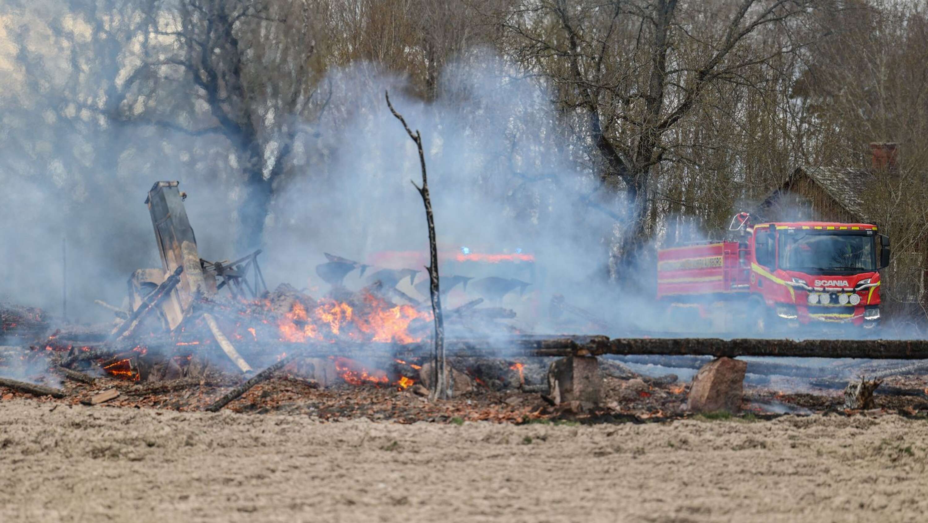 Tre enheter från räddningstjänsten har kallats ut till ladugårdsbränder i Sundals-Ryr.