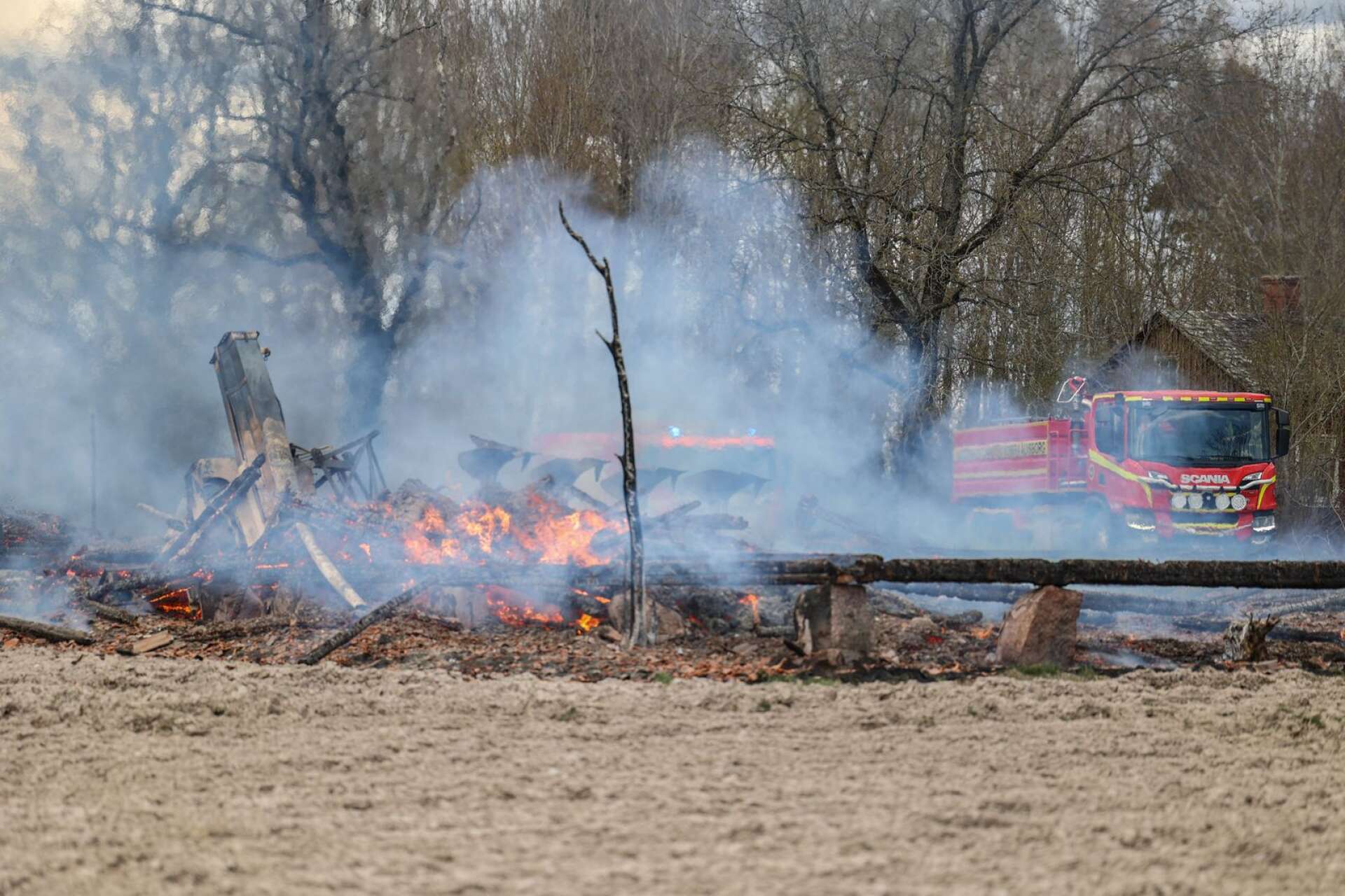 Tre enheter från räddningstjänsten har kallats ut till ladugårdsbränder i Sundals-Ryr.