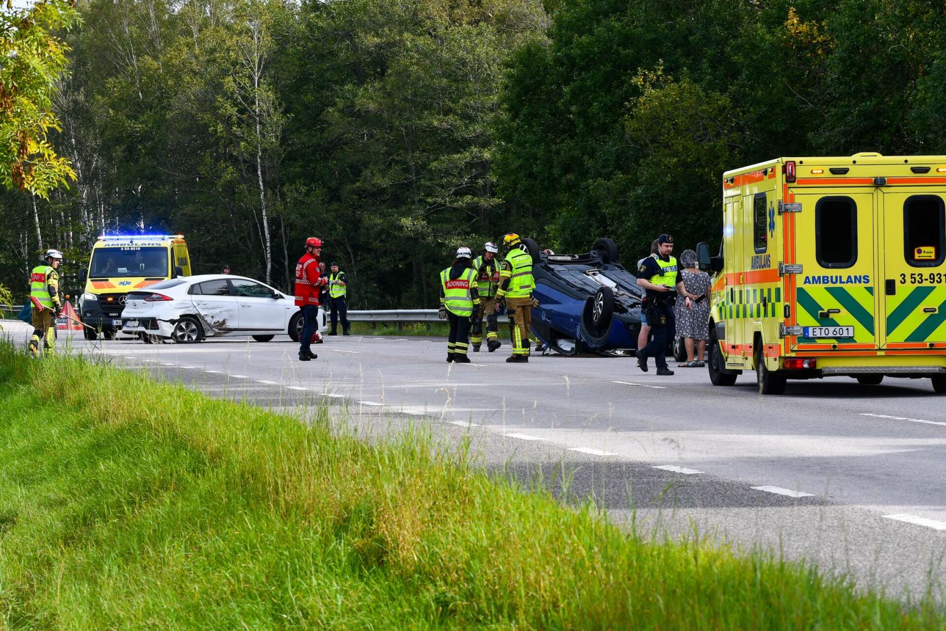En trafikolycka inträffade på väg 49, i höjd med Varnhem, på fredagen. I samband med händelsen fick två personer föras till sjukhus med ambulans. 
