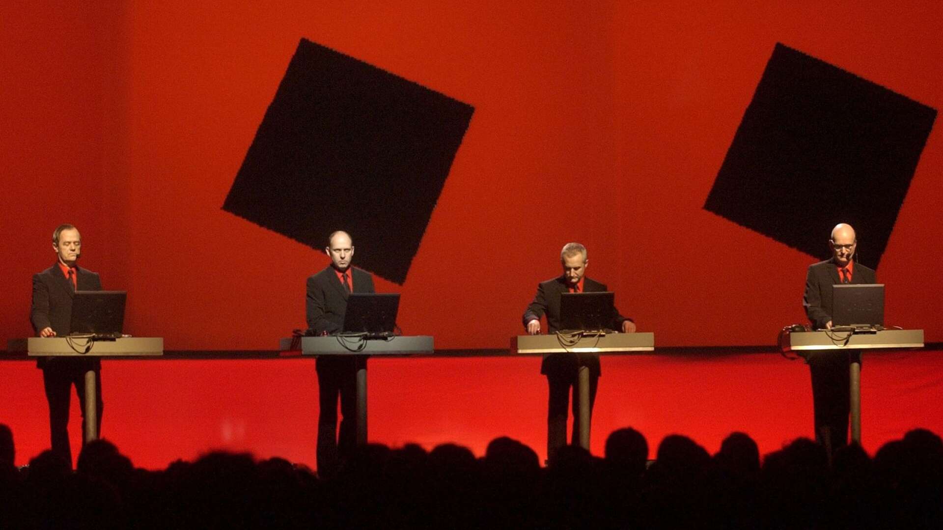 Florian Schneider (längst till höger) i Kraftwerk vid en konsert på Cirkus i Stockholm 2004, samma år som gruppen uppträdde på Arvikafestivalen. 