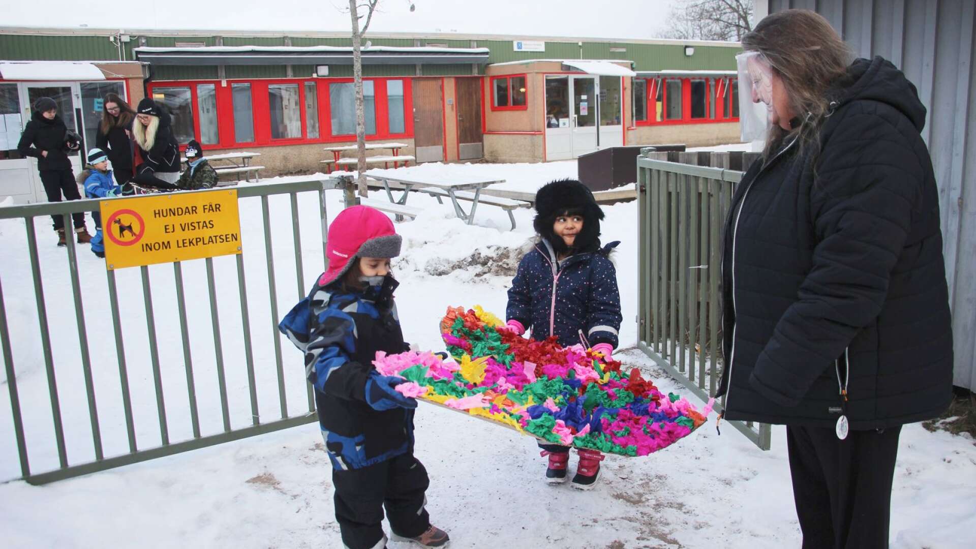 Nina Bäckman och ”Bitte” hämtade upp pyssel på bland annat Vallmons förskola.