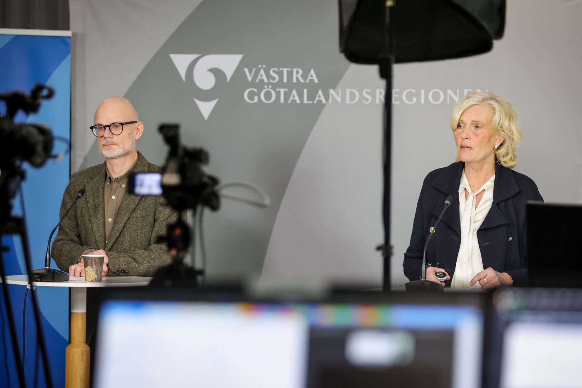 Smittskyddsläkare Thomas Wahlberg och hälso- och sjukvårdsdirektör Ann Söderström, varnar för att smittan fortfarande är hög i Västra Götaland, även om antalet smittade gick ned förra veckan.