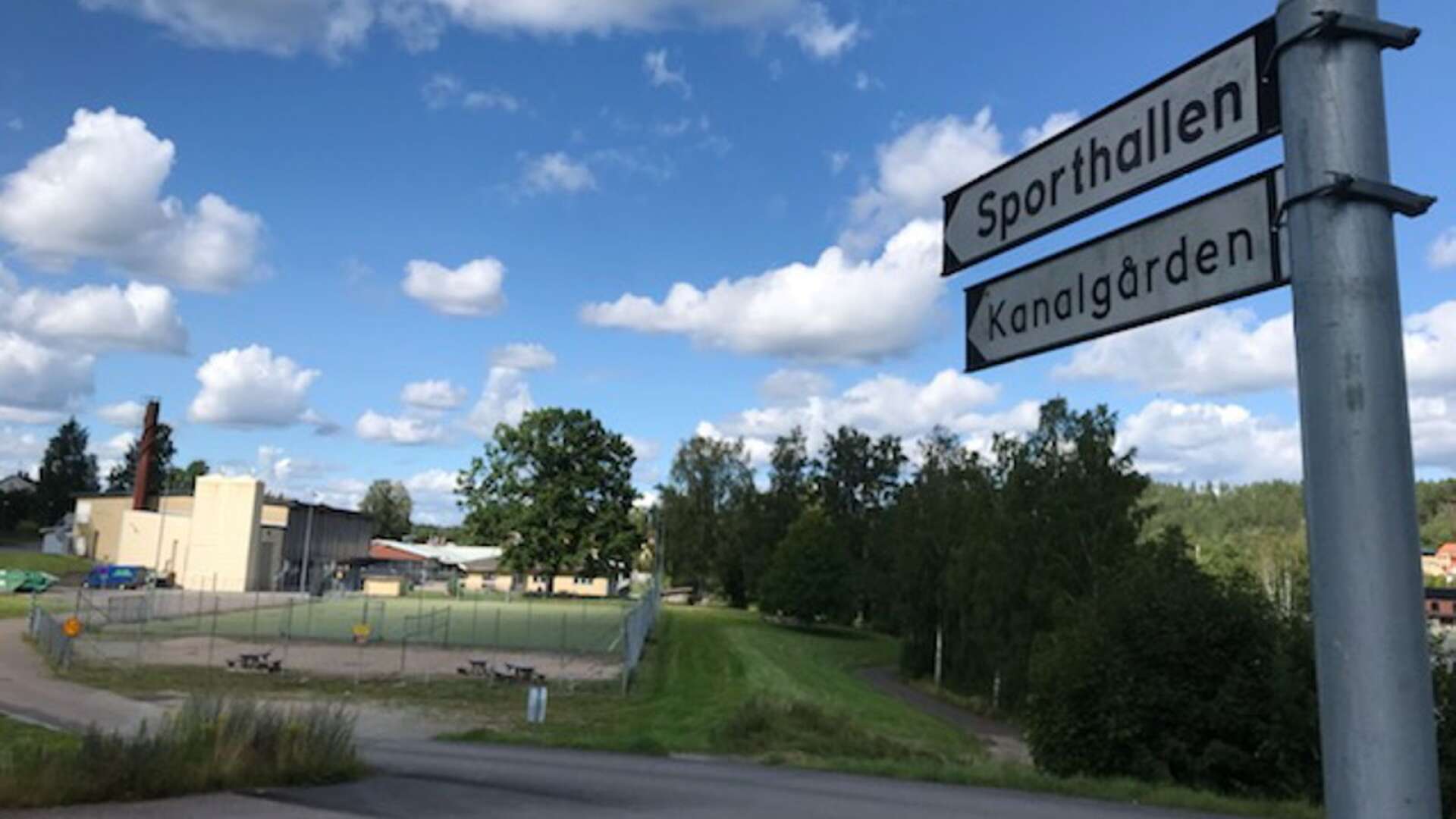 Händelsen inträffade på Kanalvägen i Bengtsfors på fredagskvällen. Mannen som blev utsatt för brottet är förhörd. 