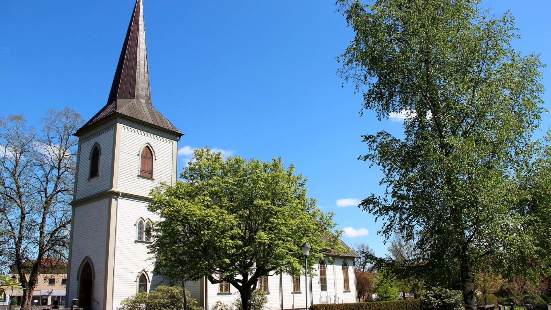 Fönstren på Degerfors kyrka ska renoveras och församlingen får nu statsbidrag till hjälp.