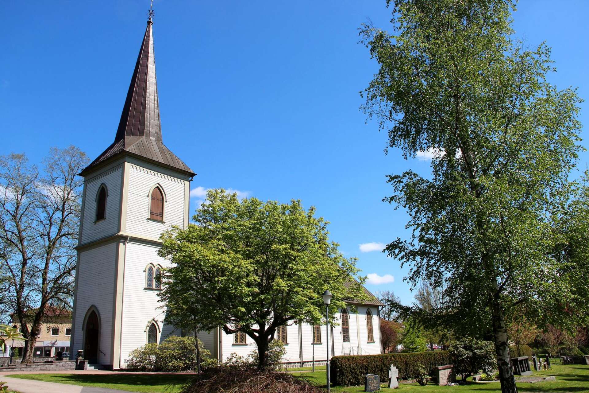 Fönstren på Degerfors kyrka ska renoveras och församlingen får nu statsbidrag till hjälp.