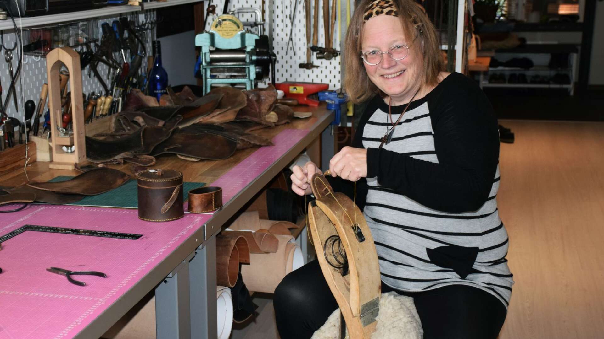Solveig Axelsson har varit sadelmakare i många år. I dag ägnar hon sig åt hantverket främst på hobbynivå. 