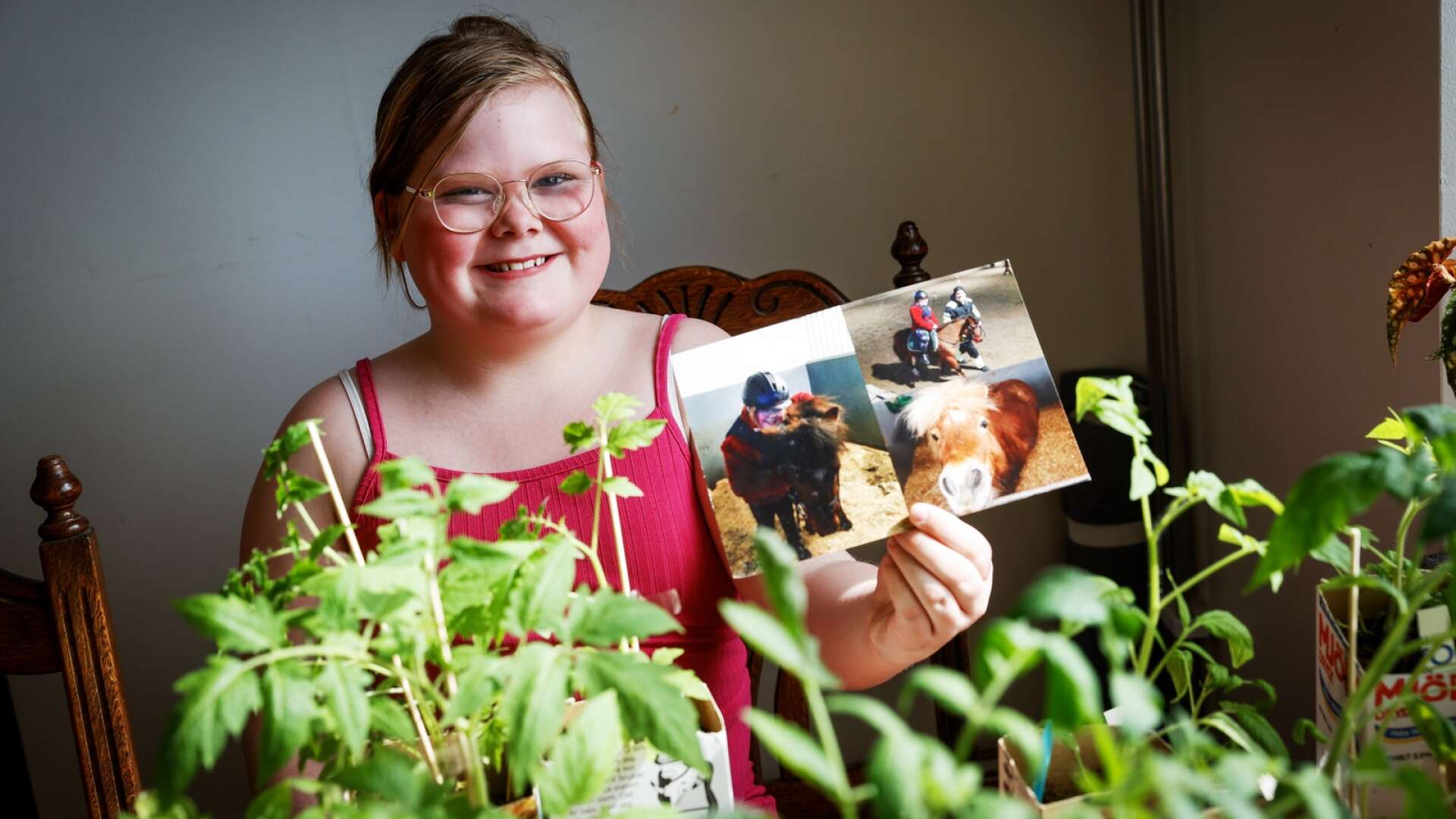 Linnea Friberg, tio år, säljer tomatplantor för att samla in pengar till Hammarö ryttarförening som har det tufft ekonomiskt.