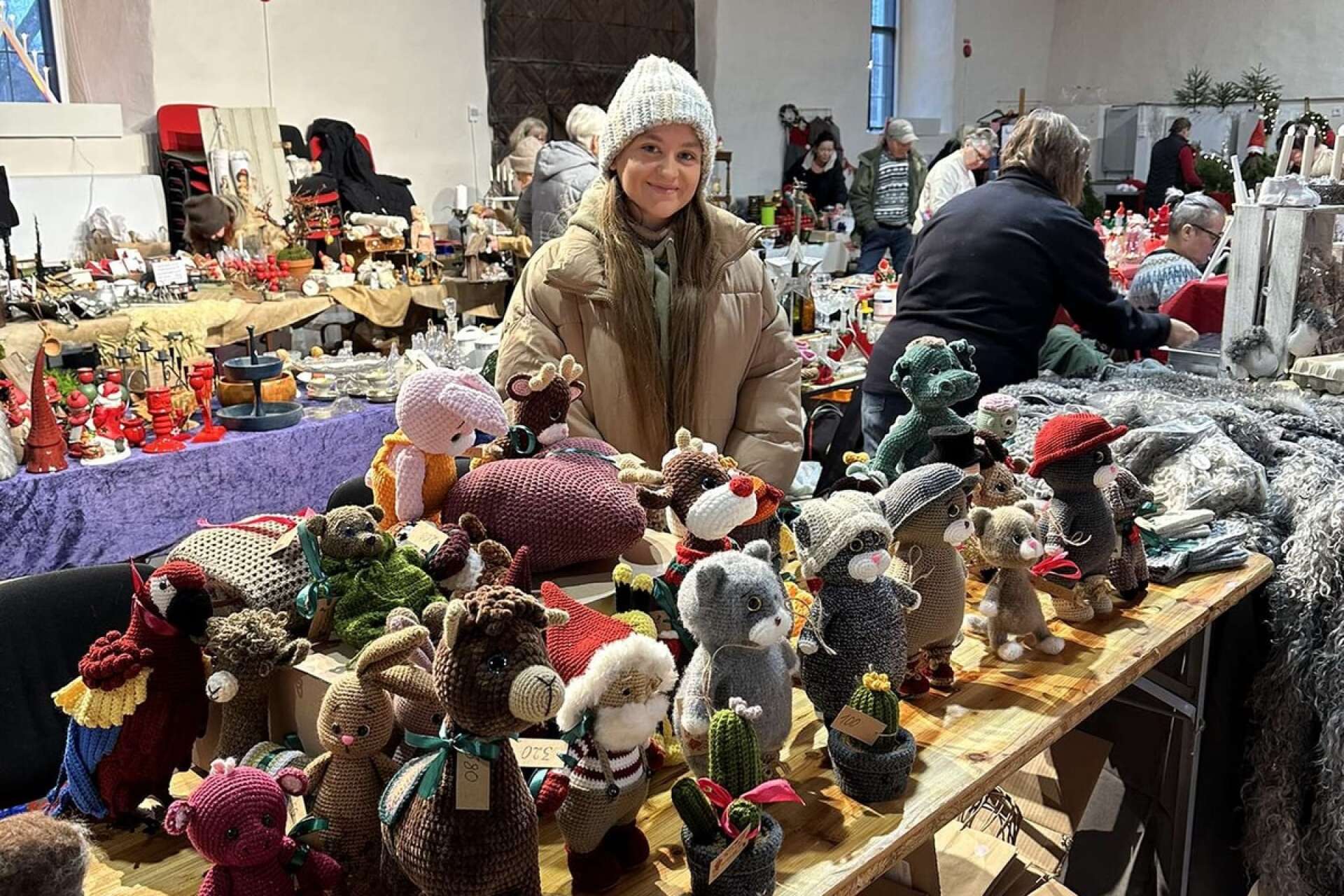 På en julmarknad i Gamla kyrkan i Åmål ställde Indre ut många av sina gosedjur.