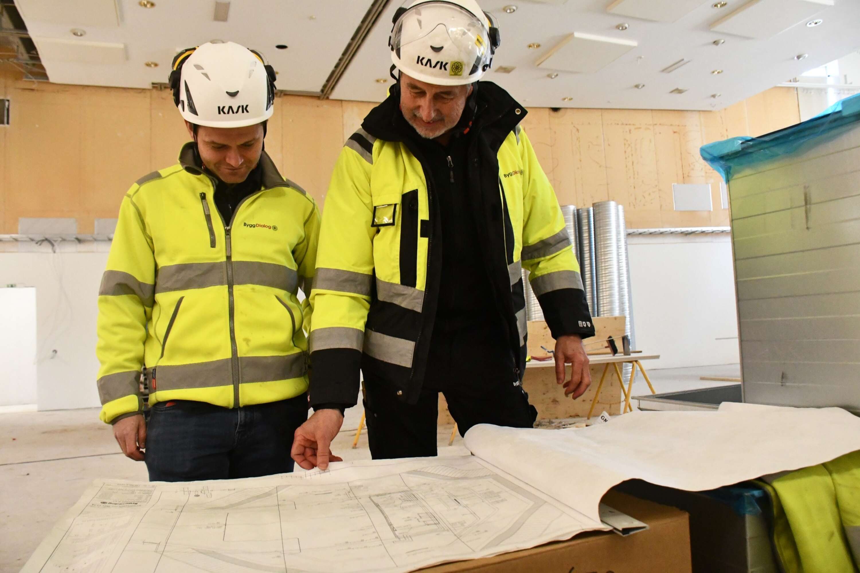 Byggdialogs vd och platschef, Michael Sundhäll och Torbjörn Paulsson tittar på ritningar. 