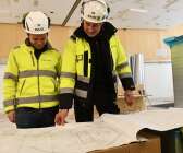 Byggdialogs vd och platschef, Michael Sundhäll och Torbjörn Paulsson tittar på ritningar. 