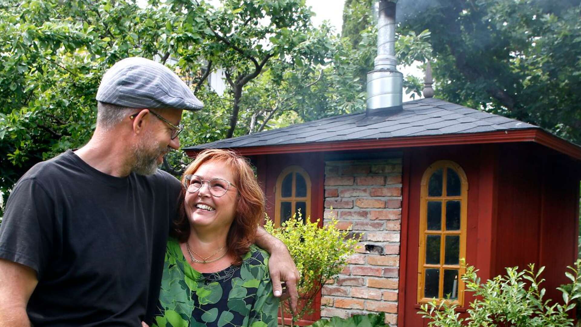 Mikael och Susanne Nilsson byggde en bastu mitt inne i trädgården på bakgården av deras villa i Säffle.