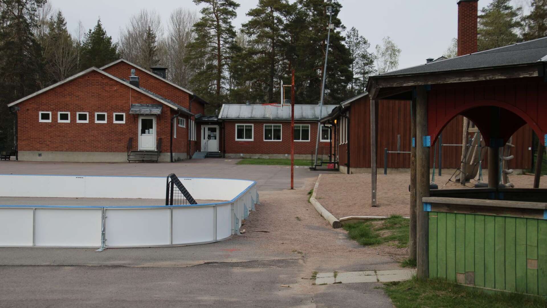 Botilsäters skola hotas av nedläggning. Än finns inget förslag i frågan men om skolan läggs ned flyttas barnen till Värmlandsbro skola.