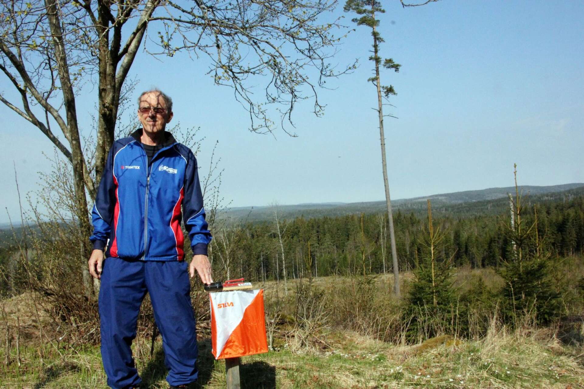 Nils-Göran Karlsson i Stigsökarna slår ett lag för motionsorientering i sommar för alla som vill komma ut i skog och mark och ha chans att vinna nyttopriser.